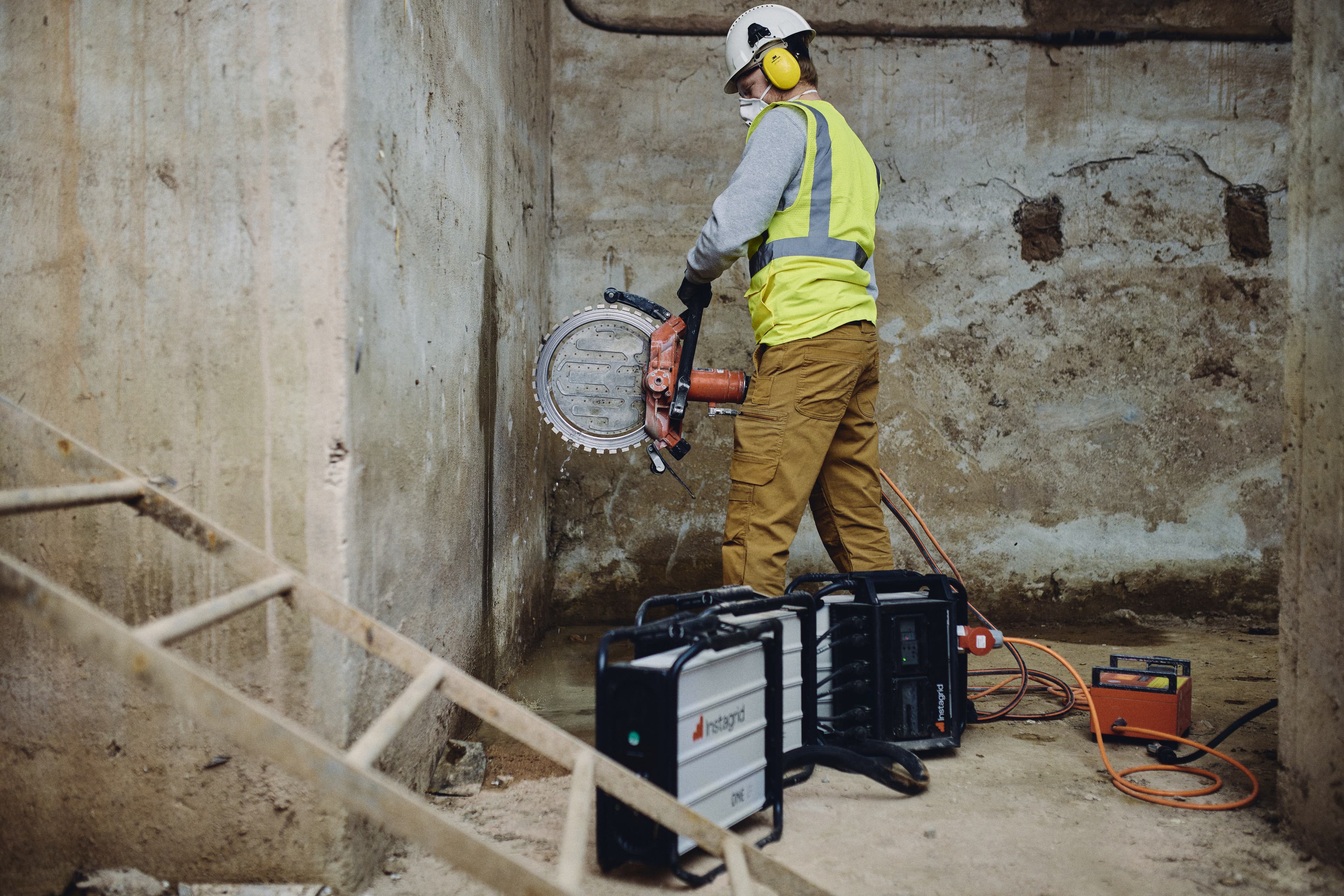 man using Ring saw with instagrid LINK