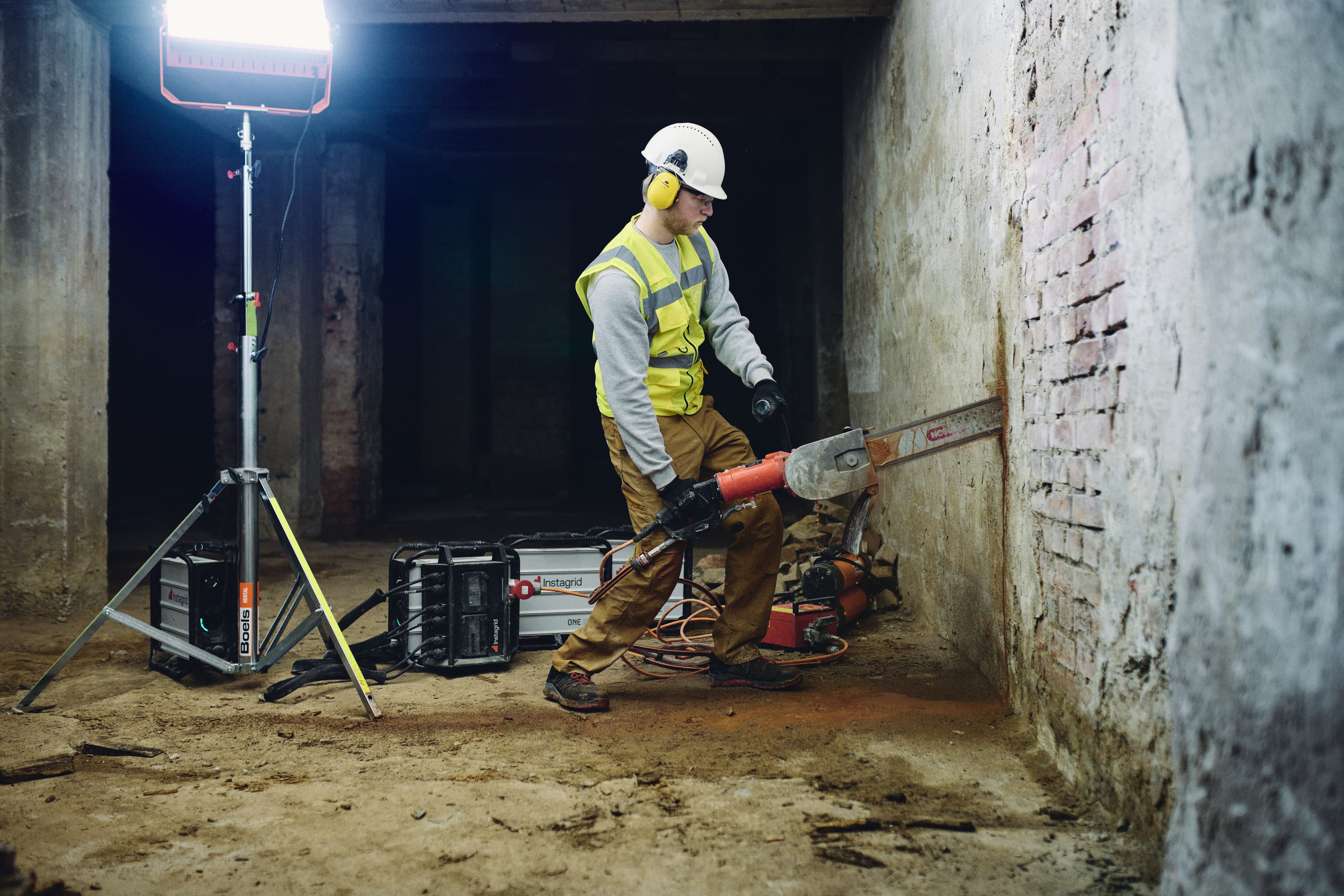 Man using Concrete Chainsaw with instagrid link 400 unit
