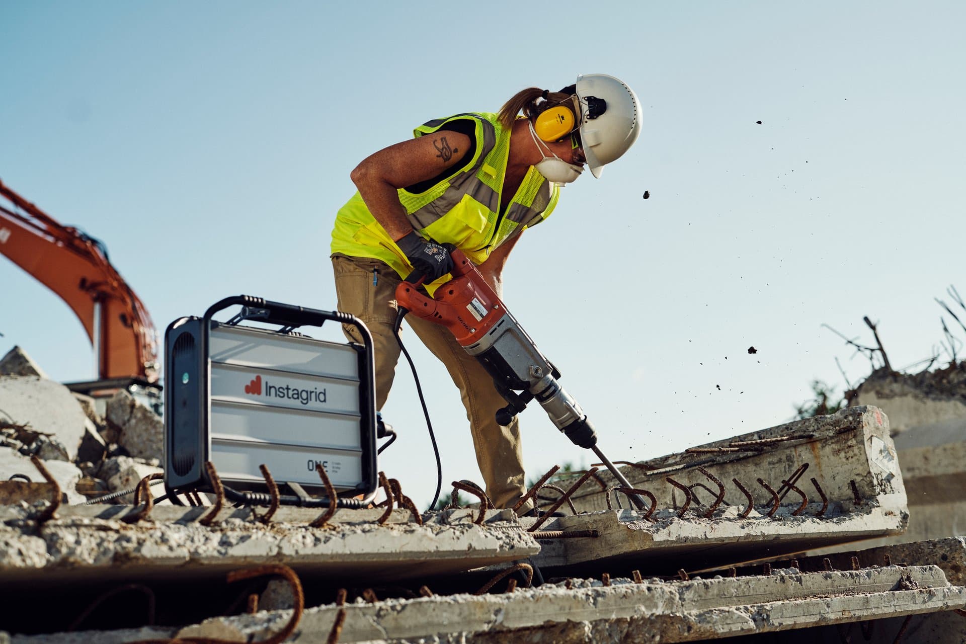Construction worker using Instagrid