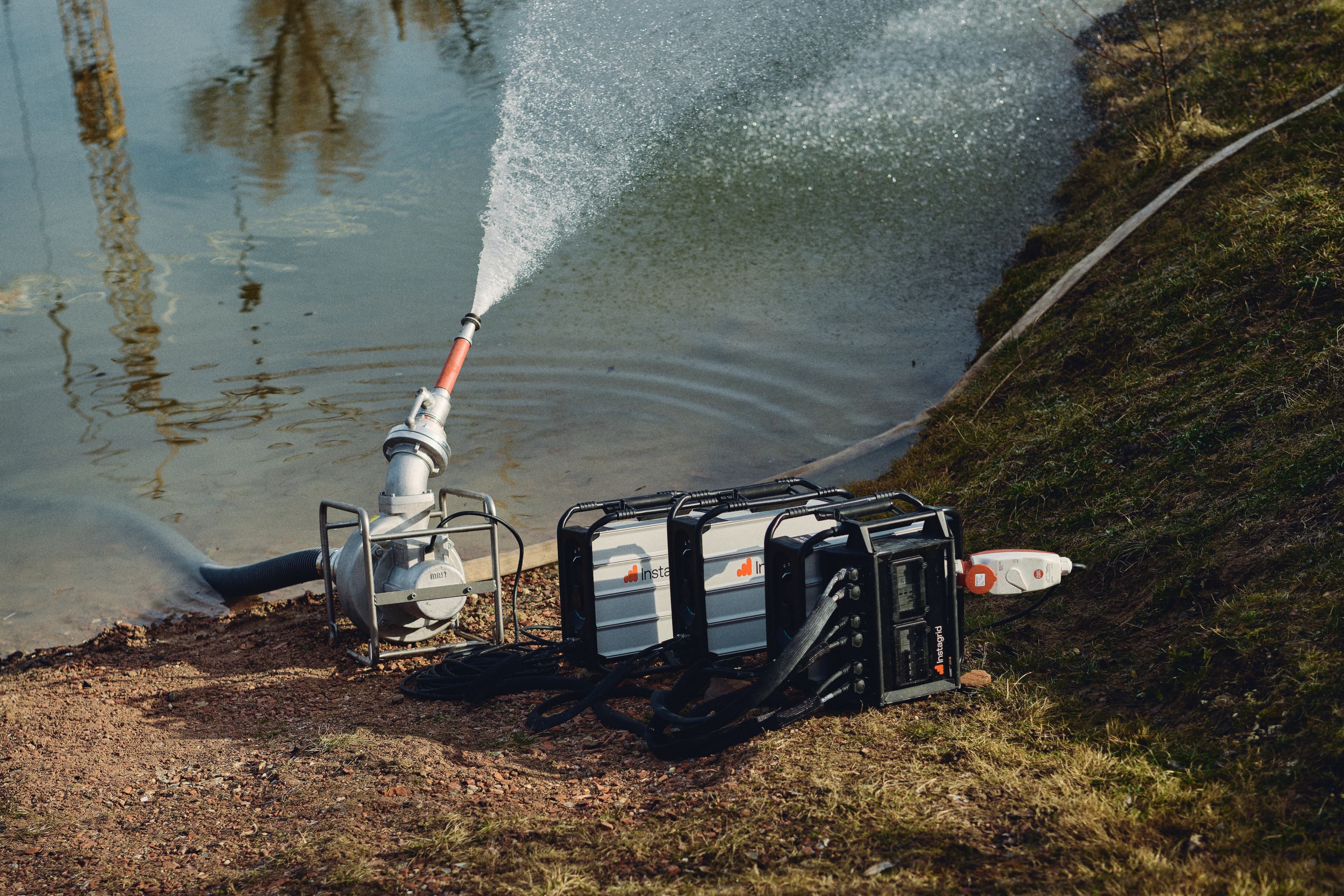Man using large submersible pump with instagrid Link 400 unit