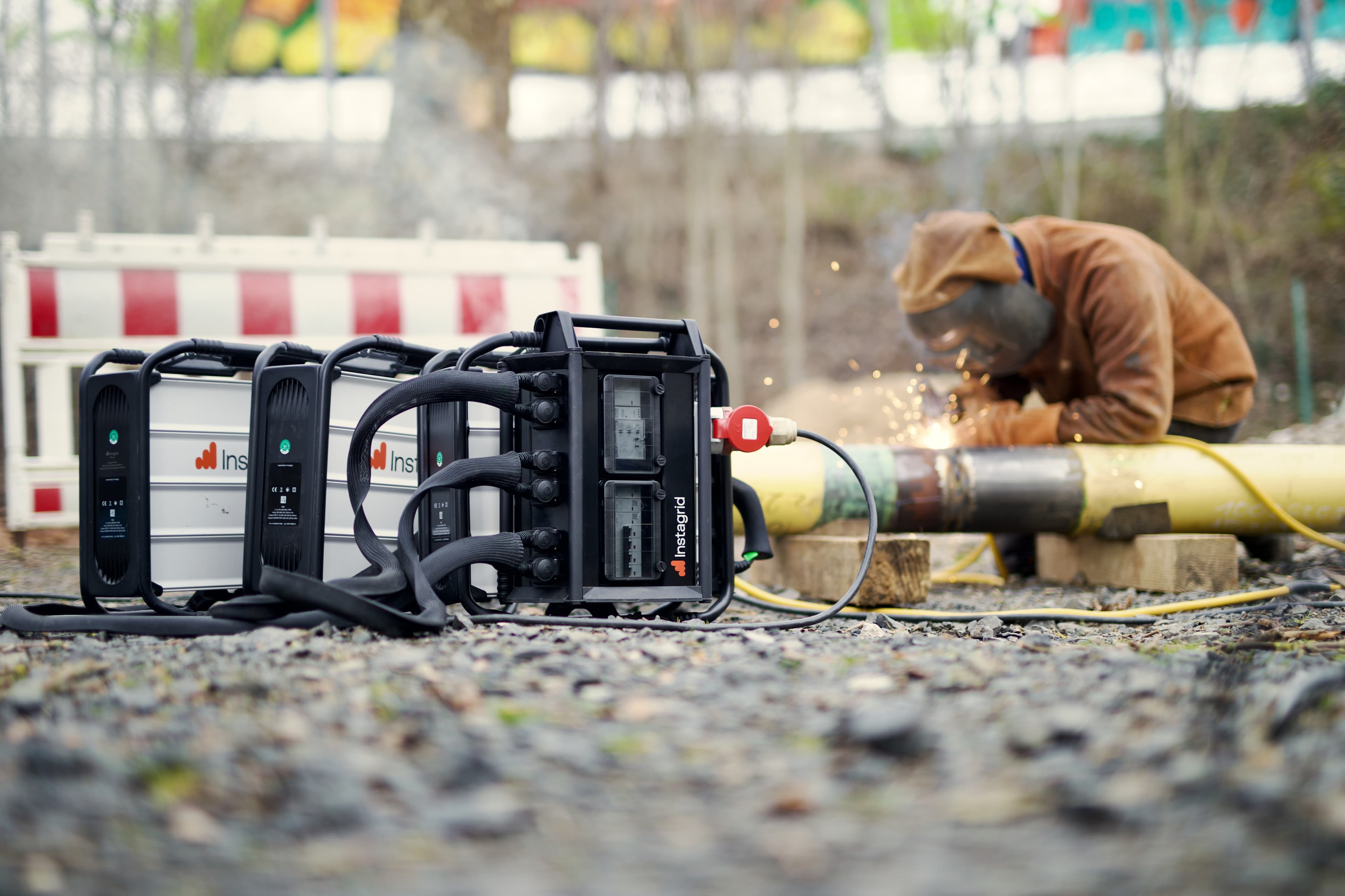 Man welding with instagrid LINK